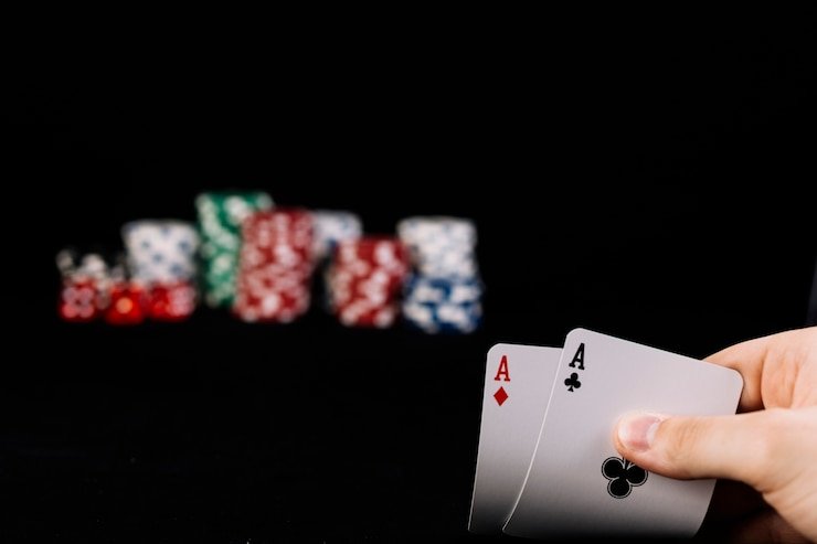 Layar Caribbean Stud Poker menampilkan kartu pemain, dealer, dan hasil permainan